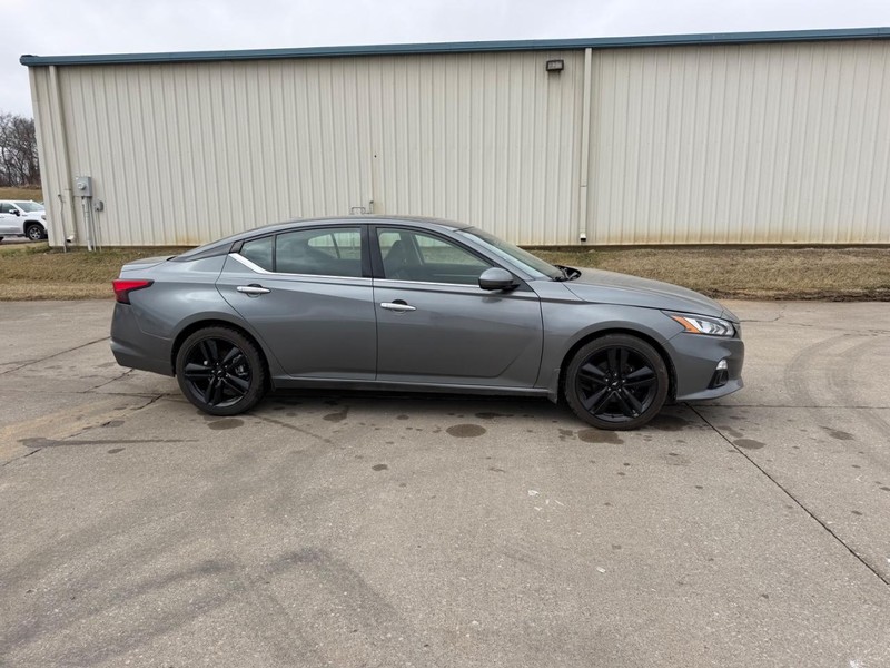 Nissan Altima Vehicle Full-screen Gallery Image 2