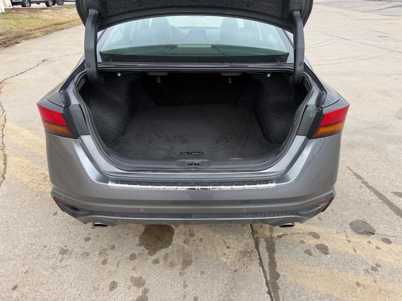 Nissan Altima Vehicle Full-screen Gallery Image 5