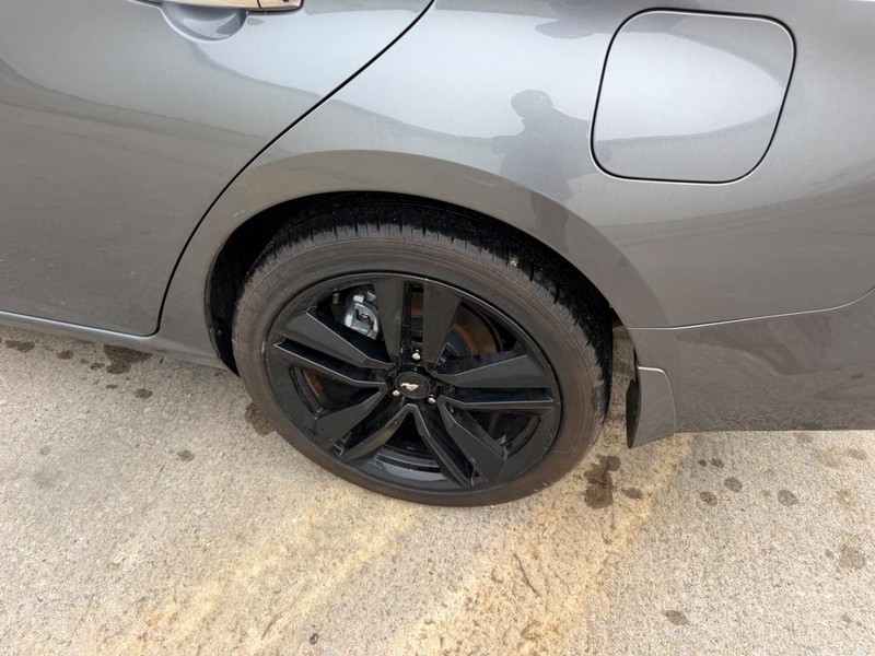 Nissan Altima Vehicle Full-screen Gallery Image 6