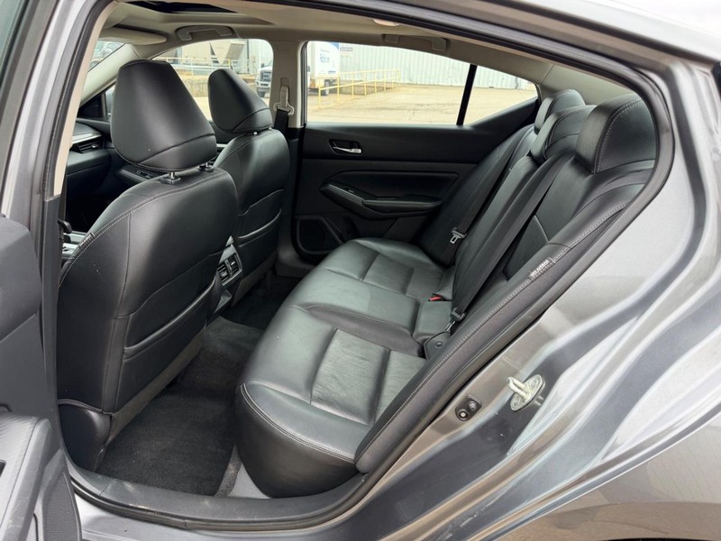 Nissan Altima Vehicle Full-screen Gallery Image 7