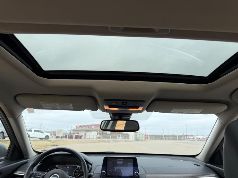 Nissan Altima Vehicle Full-screen Gallery Image 8