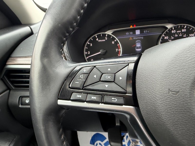 Nissan Altima Vehicle Full-screen Gallery Image 11