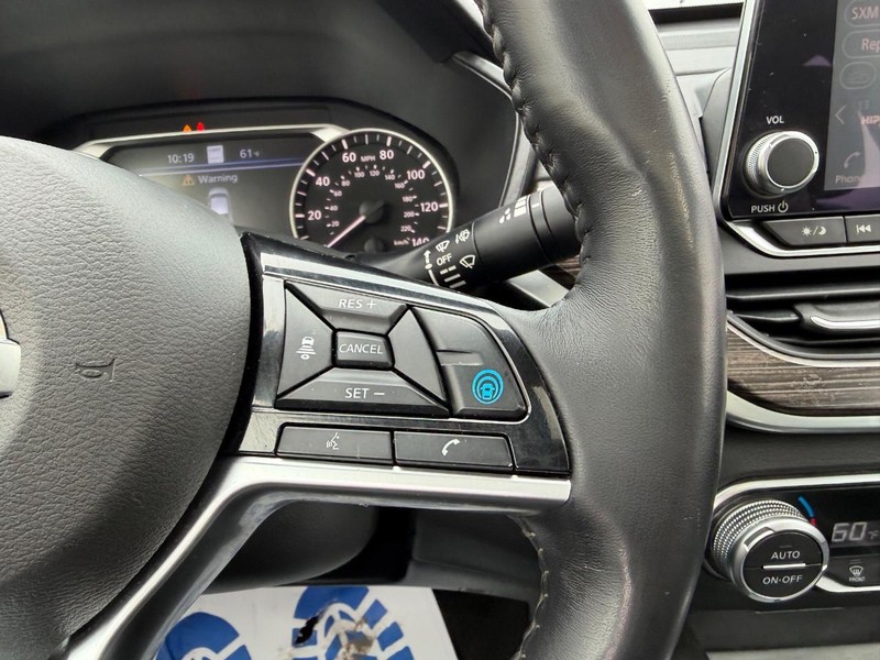 Nissan Altima Vehicle Full-screen Gallery Image 12