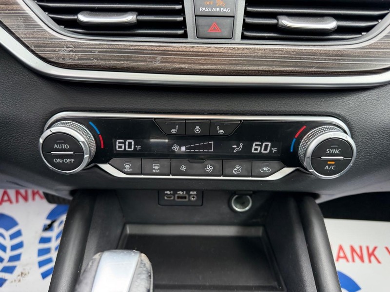 Nissan Altima Vehicle Full-screen Gallery Image 14