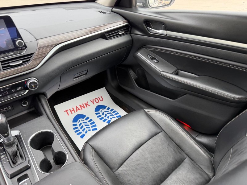 Nissan Altima Vehicle Full-screen Gallery Image 16