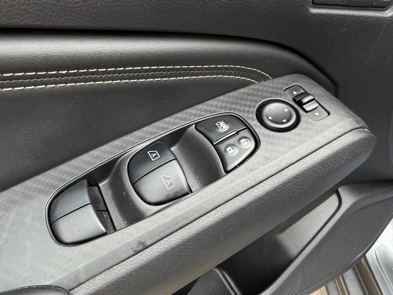 Nissan Altima Vehicle Full-screen Gallery Image 17