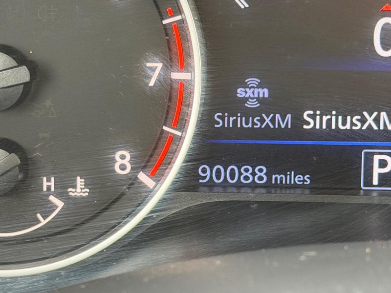 Nissan Altima Vehicle Full-screen Gallery Image 20