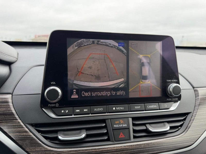 Nissan Altima Vehicle Full-screen Gallery Image 21