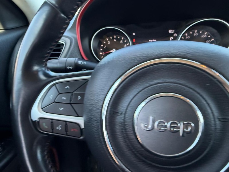 Jeep Compass Vehicle Full-screen Gallery Image 10