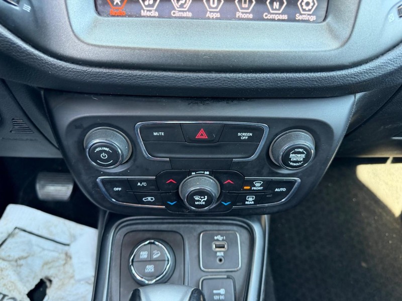 Jeep Compass Vehicle Full-screen Gallery Image 13