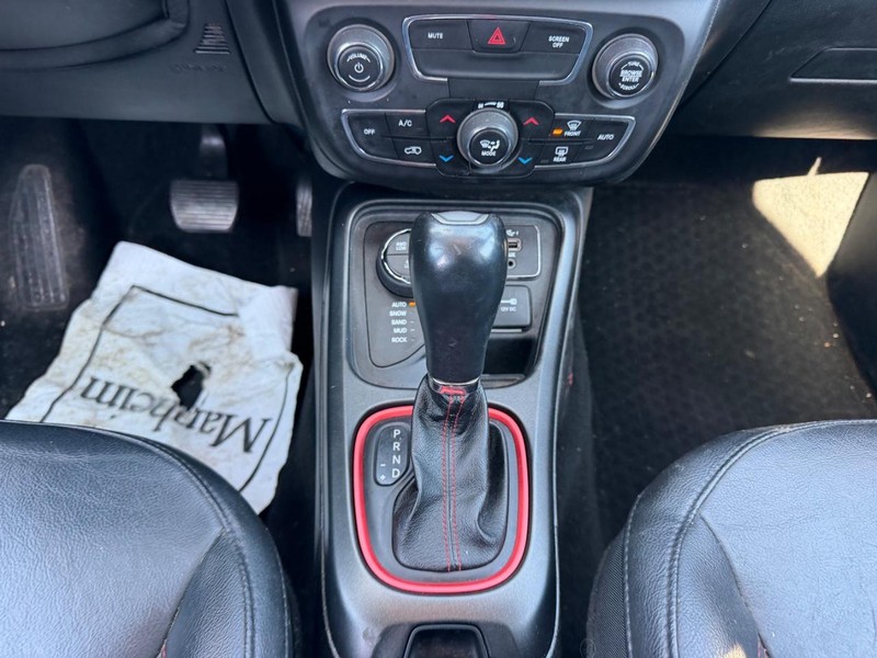 Jeep Compass Vehicle Full-screen Gallery Image 14