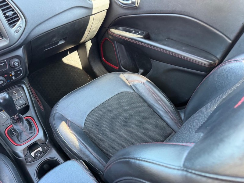 Jeep Compass Vehicle Full-screen Gallery Image 15