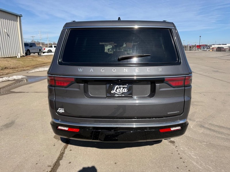 Jeep Wagoneer Vehicle Full-screen Gallery Image 4