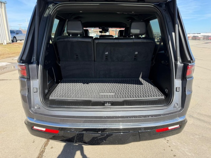 Jeep Wagoneer Vehicle Full-screen Gallery Image 5