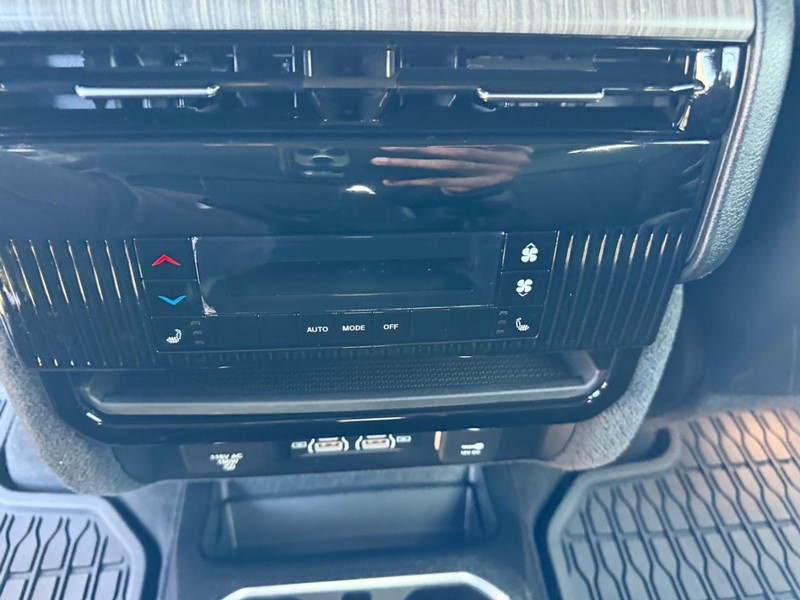 Jeep Wagoneer Vehicle Full-screen Gallery Image 10