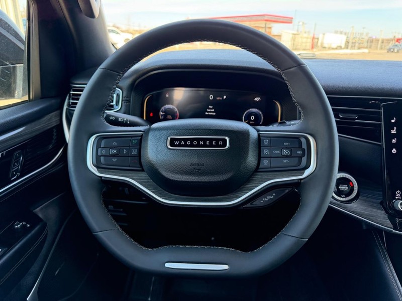 Jeep Wagoneer Vehicle Full-screen Gallery Image 12