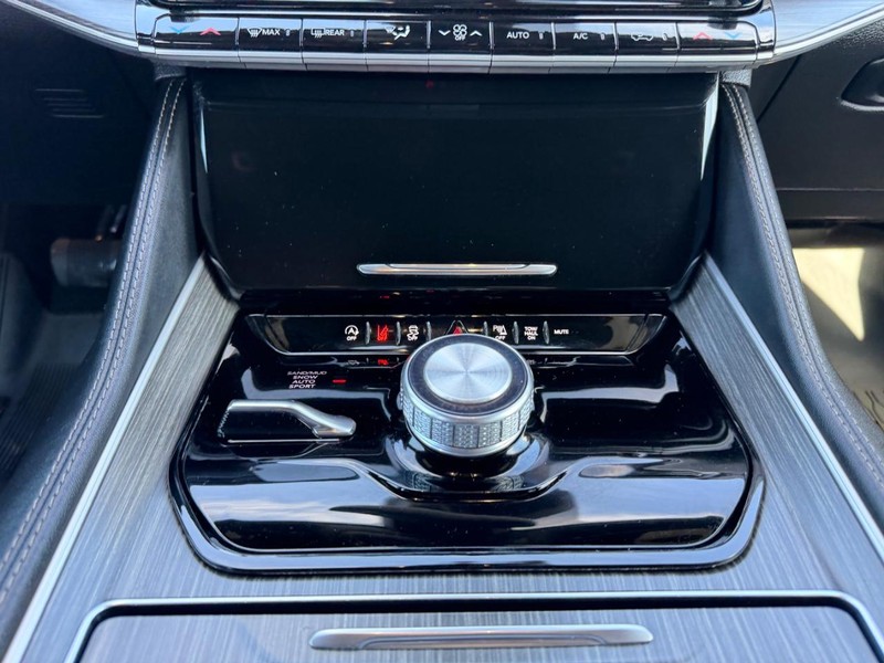 Jeep Wagoneer Vehicle Full-screen Gallery Image 17