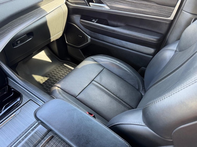 Jeep Wagoneer Vehicle Full-screen Gallery Image 18