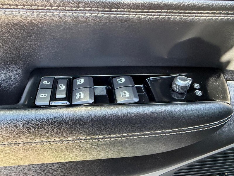 Jeep Wagoneer Vehicle Full-screen Gallery Image 19