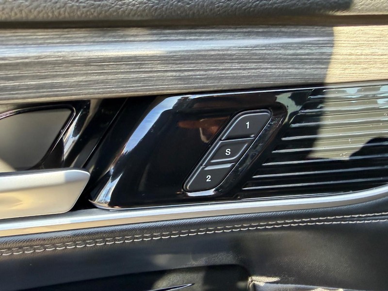 Jeep Wagoneer Vehicle Full-screen Gallery Image 20