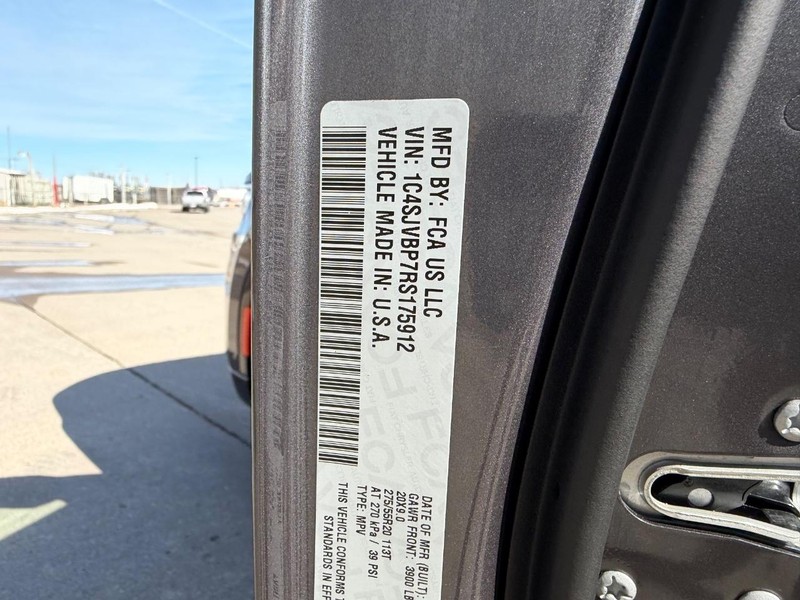 Jeep Wagoneer Vehicle Full-screen Gallery Image 24