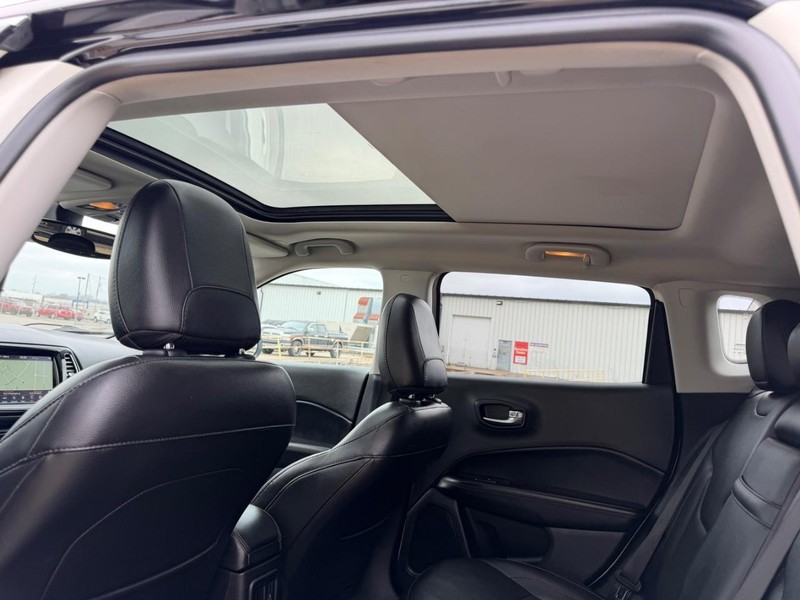 Jeep Compass Vehicle Full-screen Gallery Image 8