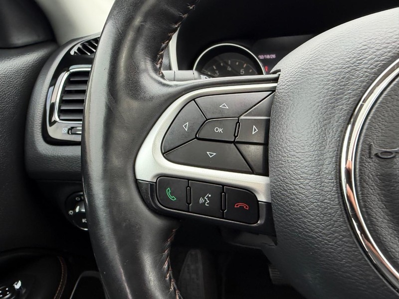 Jeep Compass Vehicle Full-screen Gallery Image 11