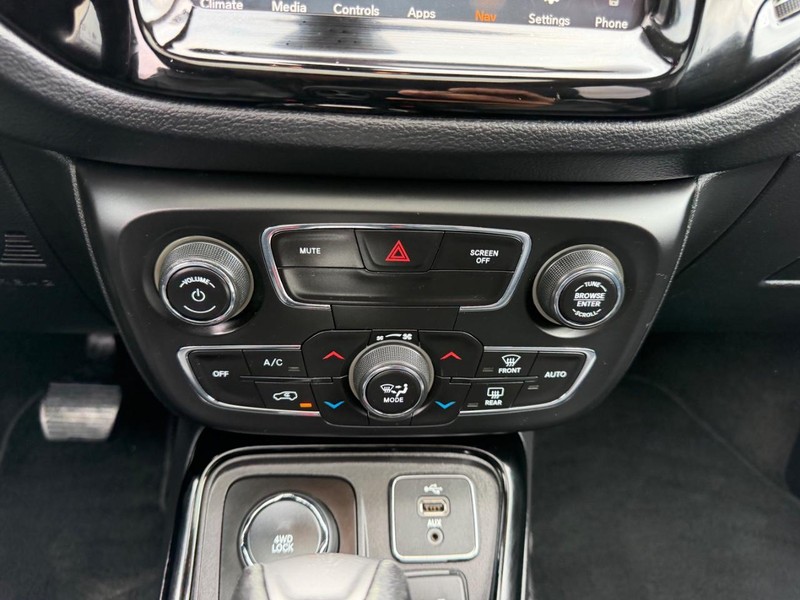 Jeep Compass Vehicle Full-screen Gallery Image 14