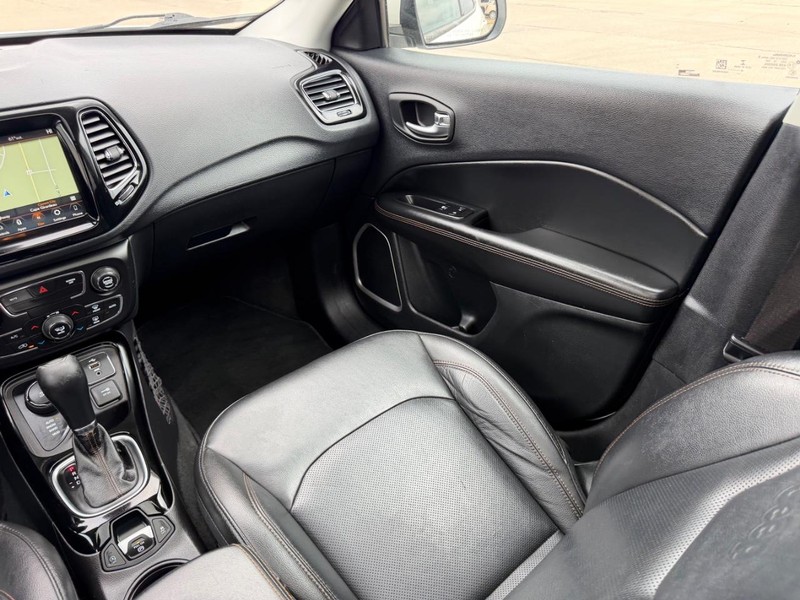 Jeep Compass Vehicle Full-screen Gallery Image 16