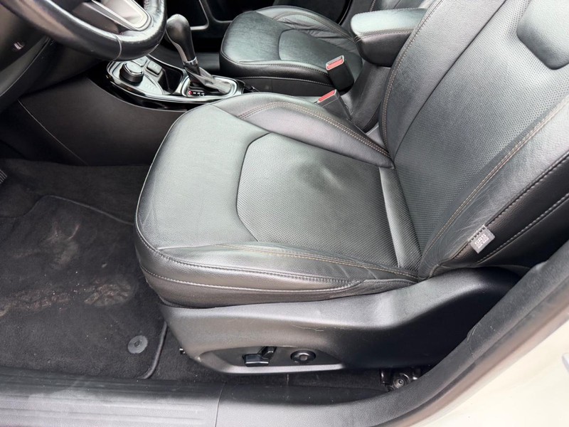 Jeep Compass Vehicle Full-screen Gallery Image 18