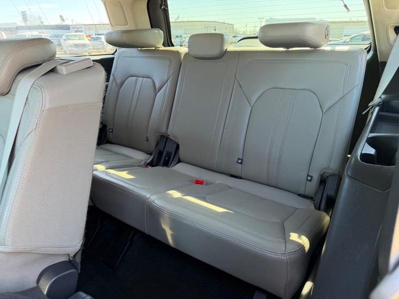 Ford Expedition Vehicle Full-screen Gallery Image 7