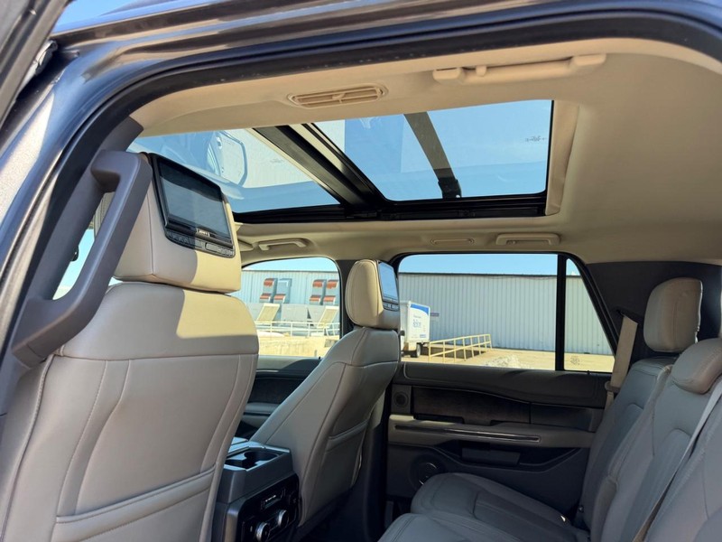 Ford Expedition Vehicle Full-screen Gallery Image 9