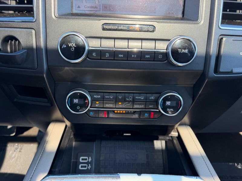 Ford Expedition Vehicle Full-screen Gallery Image 17