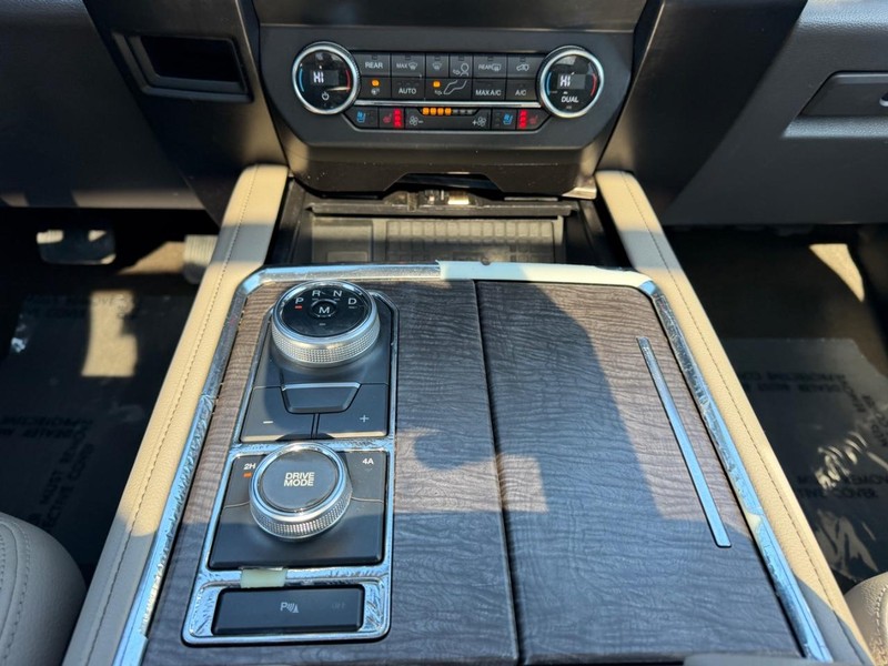 Ford Expedition Vehicle Full-screen Gallery Image 18