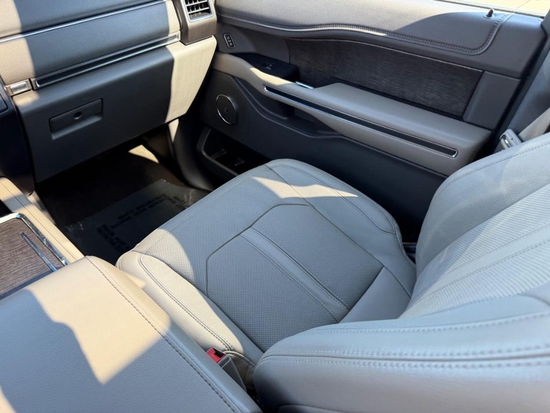 Ford Expedition Vehicle Full-screen Gallery Image 19