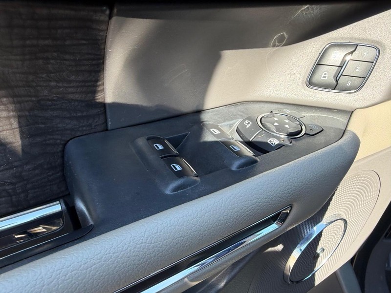 Ford Expedition Vehicle Full-screen Gallery Image 20