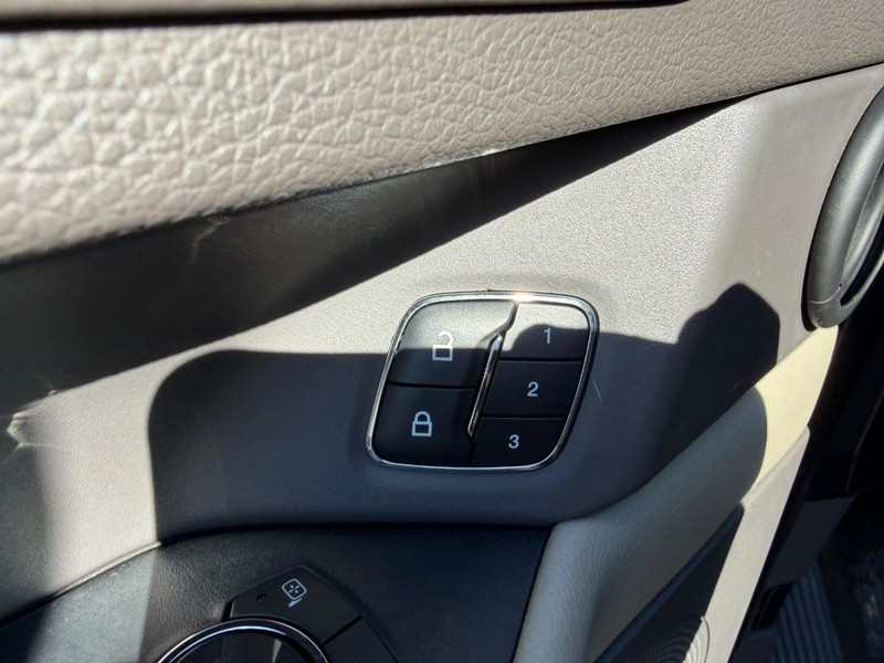 Ford Expedition Vehicle Full-screen Gallery Image 21