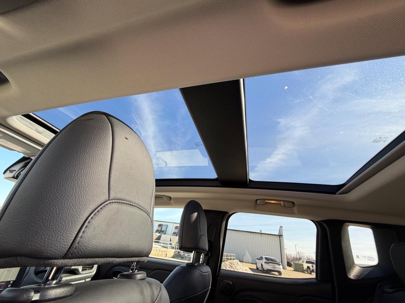 Jeep Renegade Vehicle Full-screen Gallery Image 8