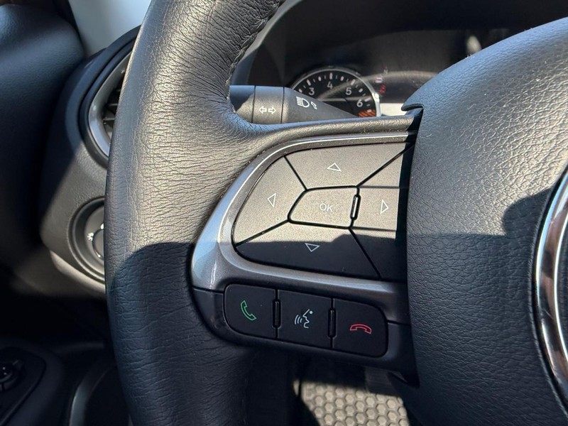 Jeep Renegade Vehicle Full-screen Gallery Image 11