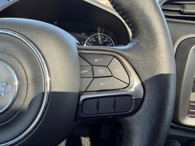 Jeep Renegade Vehicle Full-screen Gallery Image 12