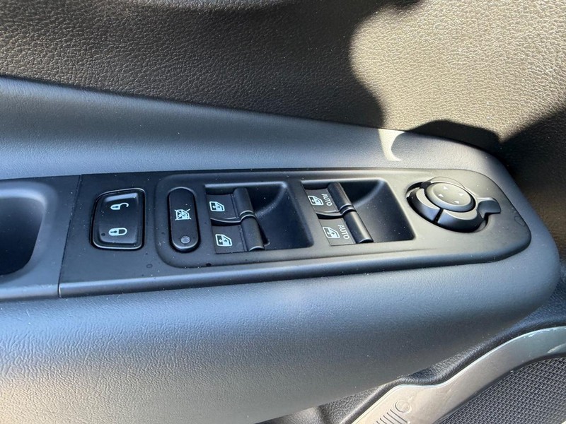 Jeep Renegade Vehicle Full-screen Gallery Image 17