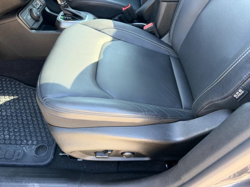 Jeep Renegade Vehicle Full-screen Gallery Image 18