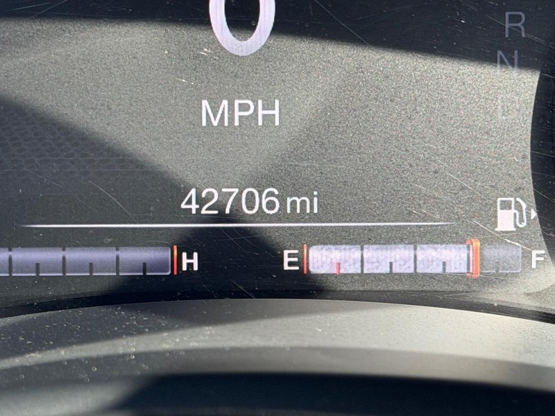 Jeep Renegade Vehicle Full-screen Gallery Image 19