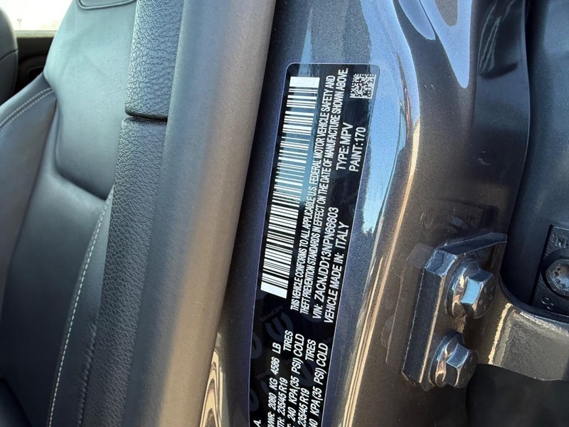 Jeep Renegade Vehicle Full-screen Gallery Image 21