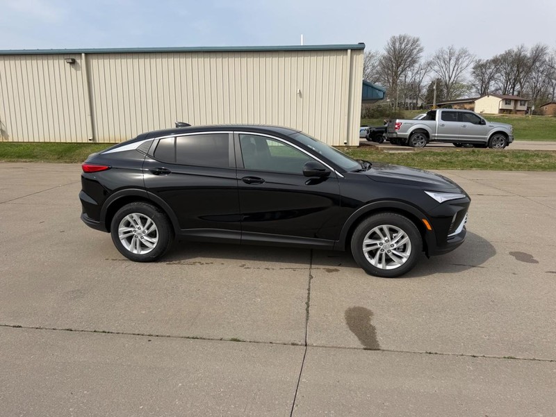 Buick Envista Vehicle Full-screen Gallery Image 2