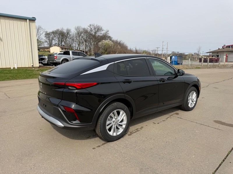 Buick Envista Vehicle Full-screen Gallery Image 3