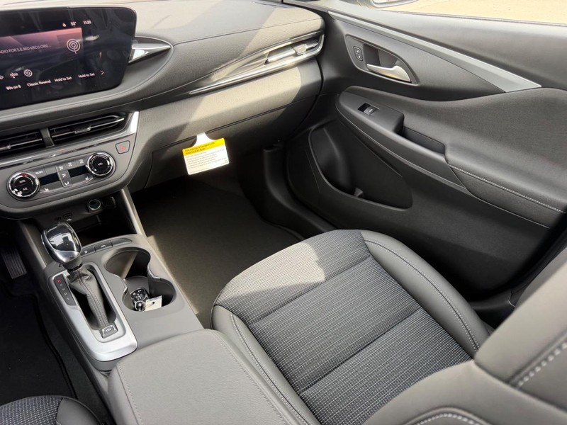 Buick Envista Vehicle Full-screen Gallery Image 15