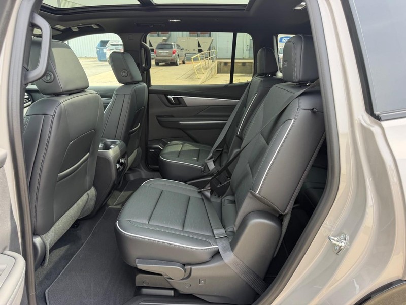 Buick Enclave Vehicle Full-screen Gallery Image 9