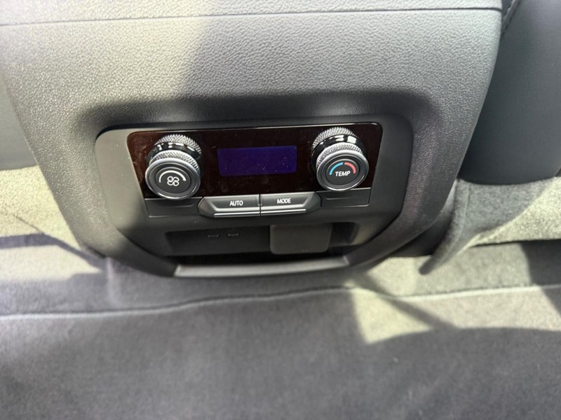 Buick Enclave Vehicle Full-screen Gallery Image 11