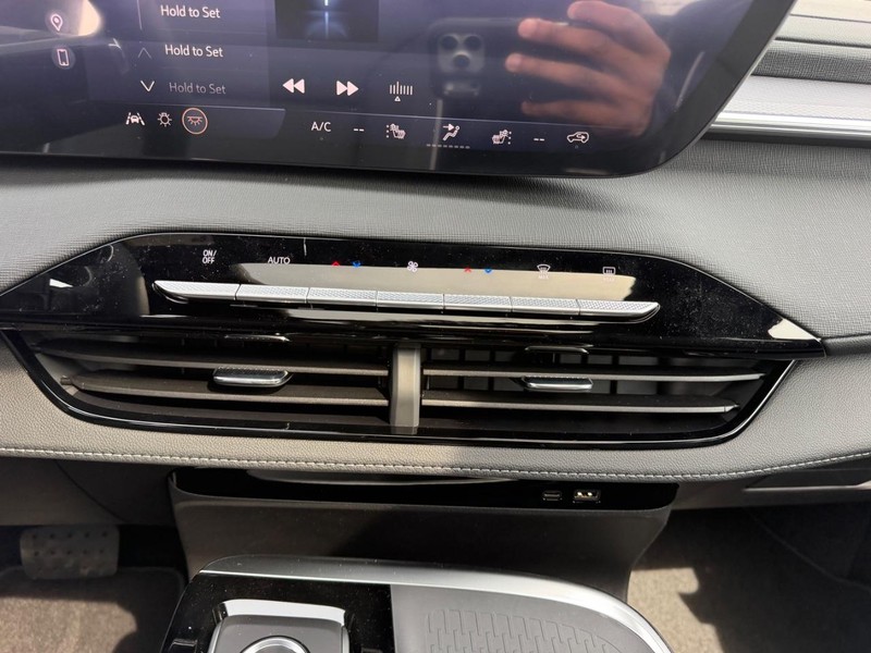 Buick Enclave Vehicle Full-screen Gallery Image 18